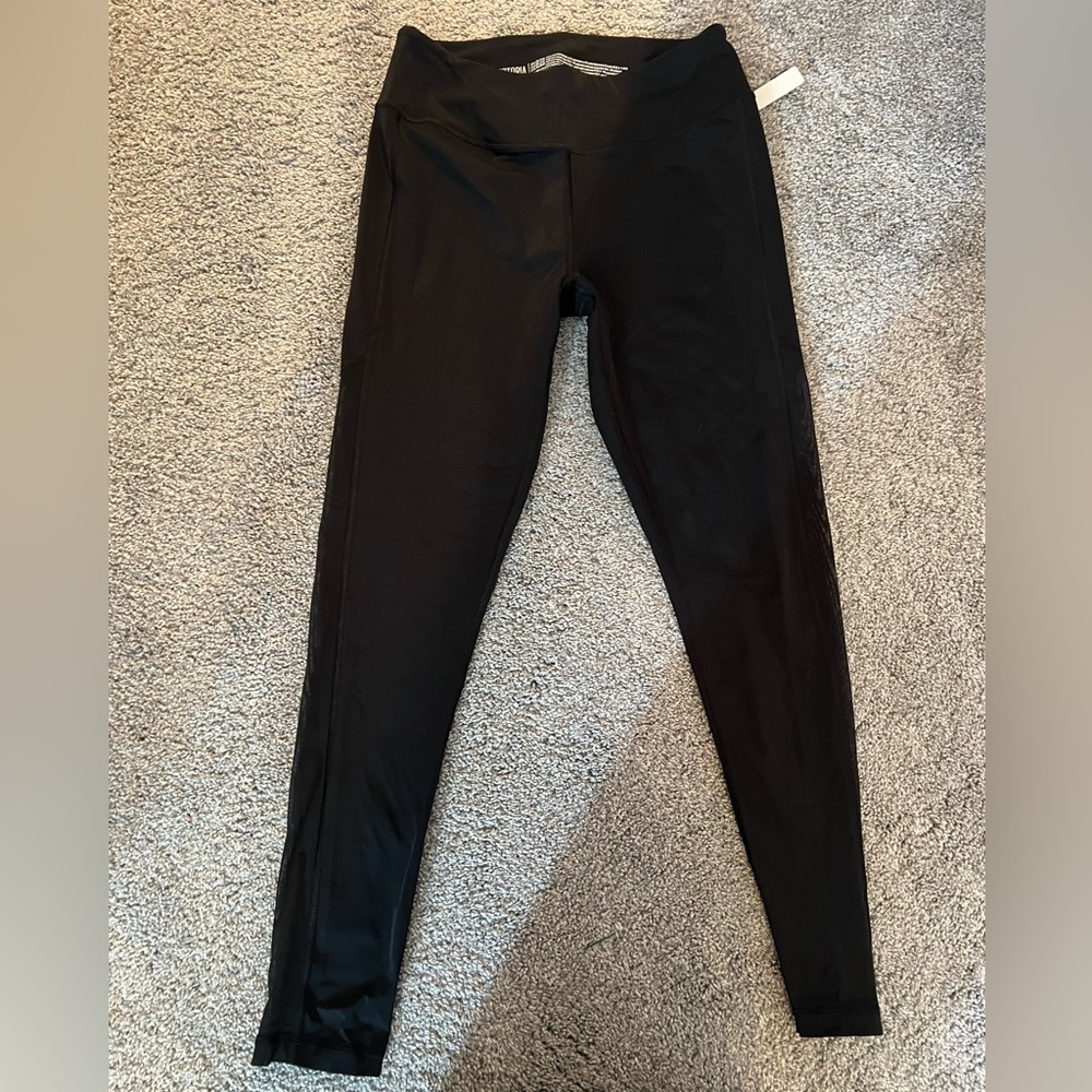 NWT never before worn Victoria’s Secret black ankle length leggings size medium